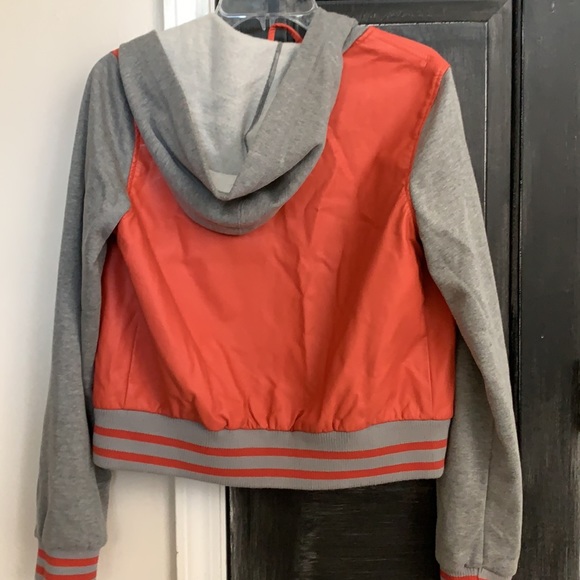 Red & gray jacket - Picture 6 of 6
